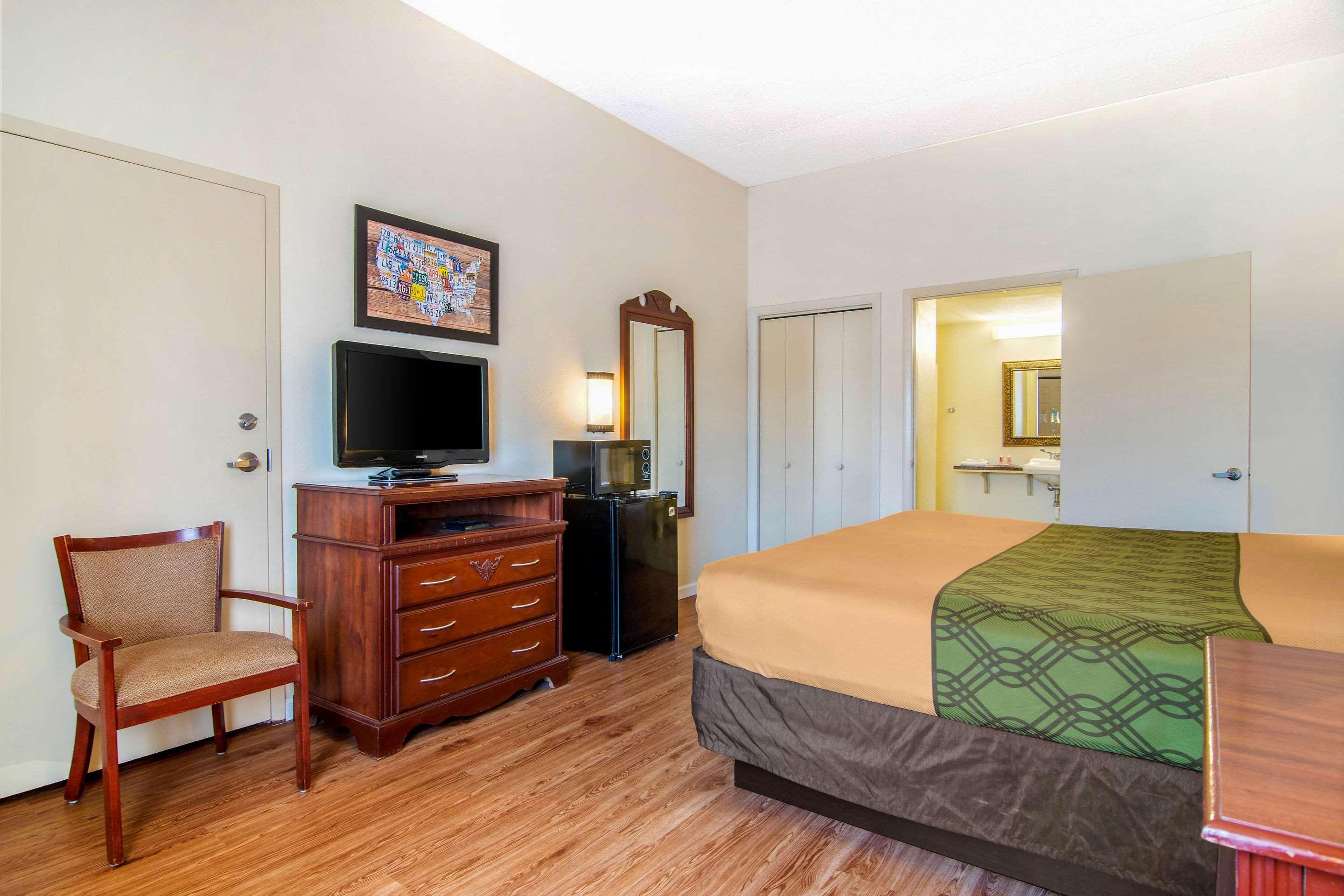 Econo Lodge Inn & Suites Fort Oglethorpe Екстериор снимка
