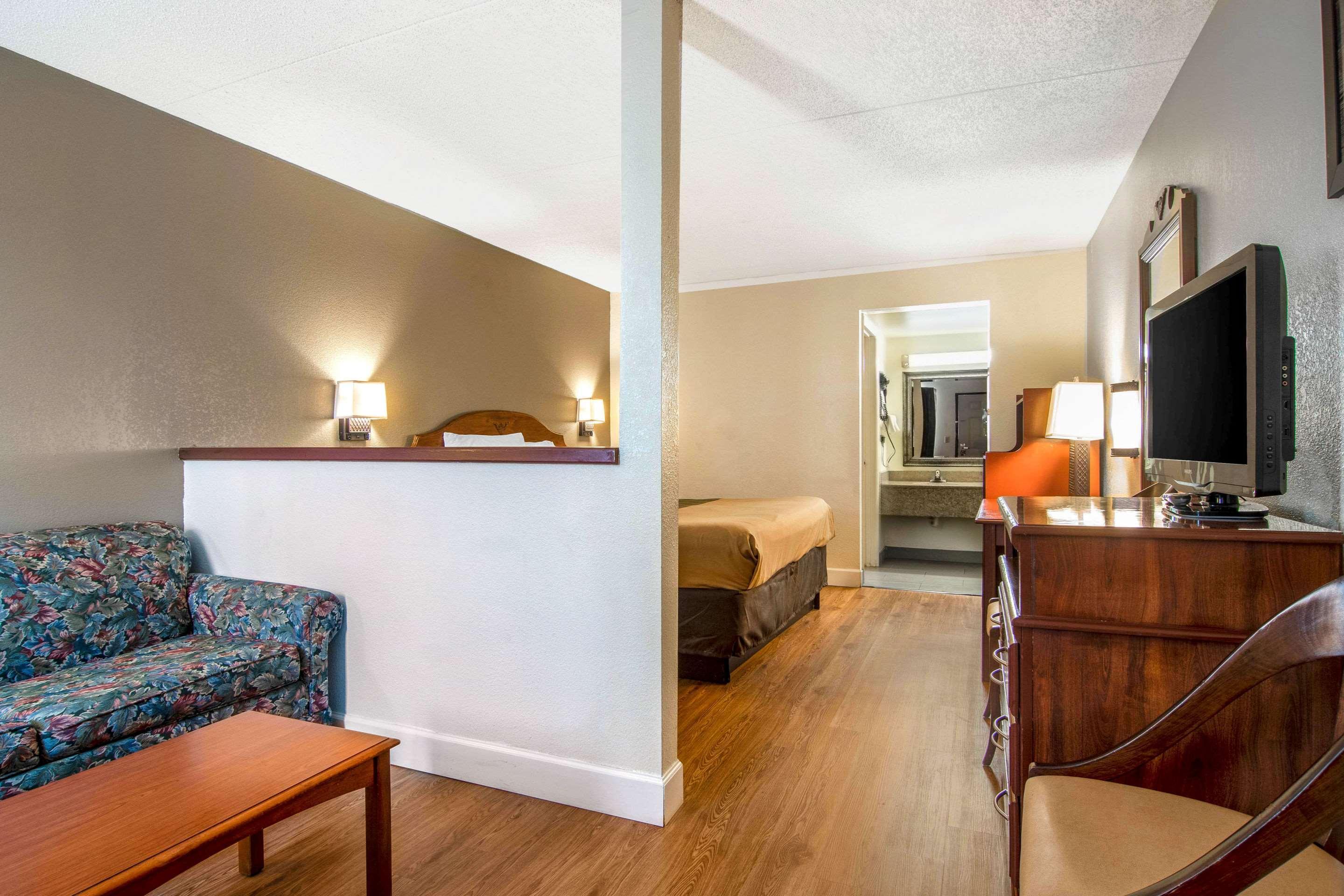 Econo Lodge Inn & Suites Fort Oglethorpe Екстериор снимка