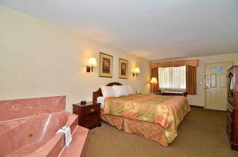 Econo Lodge Inn & Suites Fort Oglethorpe Екстериор снимка